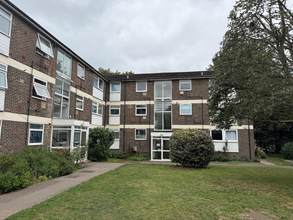Lot: 183 - TWO-BEDROOM FLAT FOR REFURBISHMENT - Block of flats